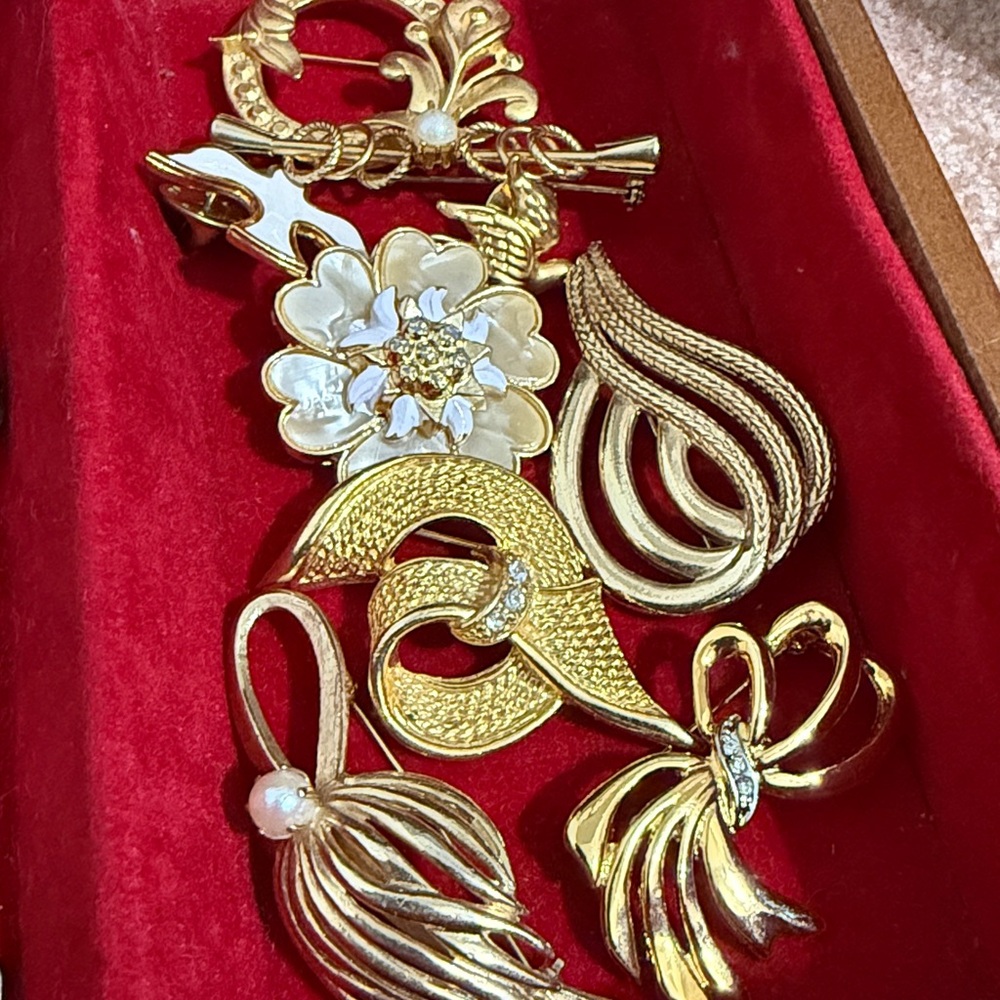 VINTAGE Gold Tone Brooches 9 Piece Set